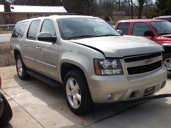 2007 Chevrolet Suburban null photo 2